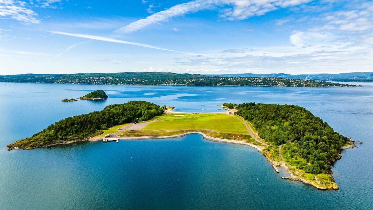 Langøyene fotografert ovenfra, med sjø og himmel rundt