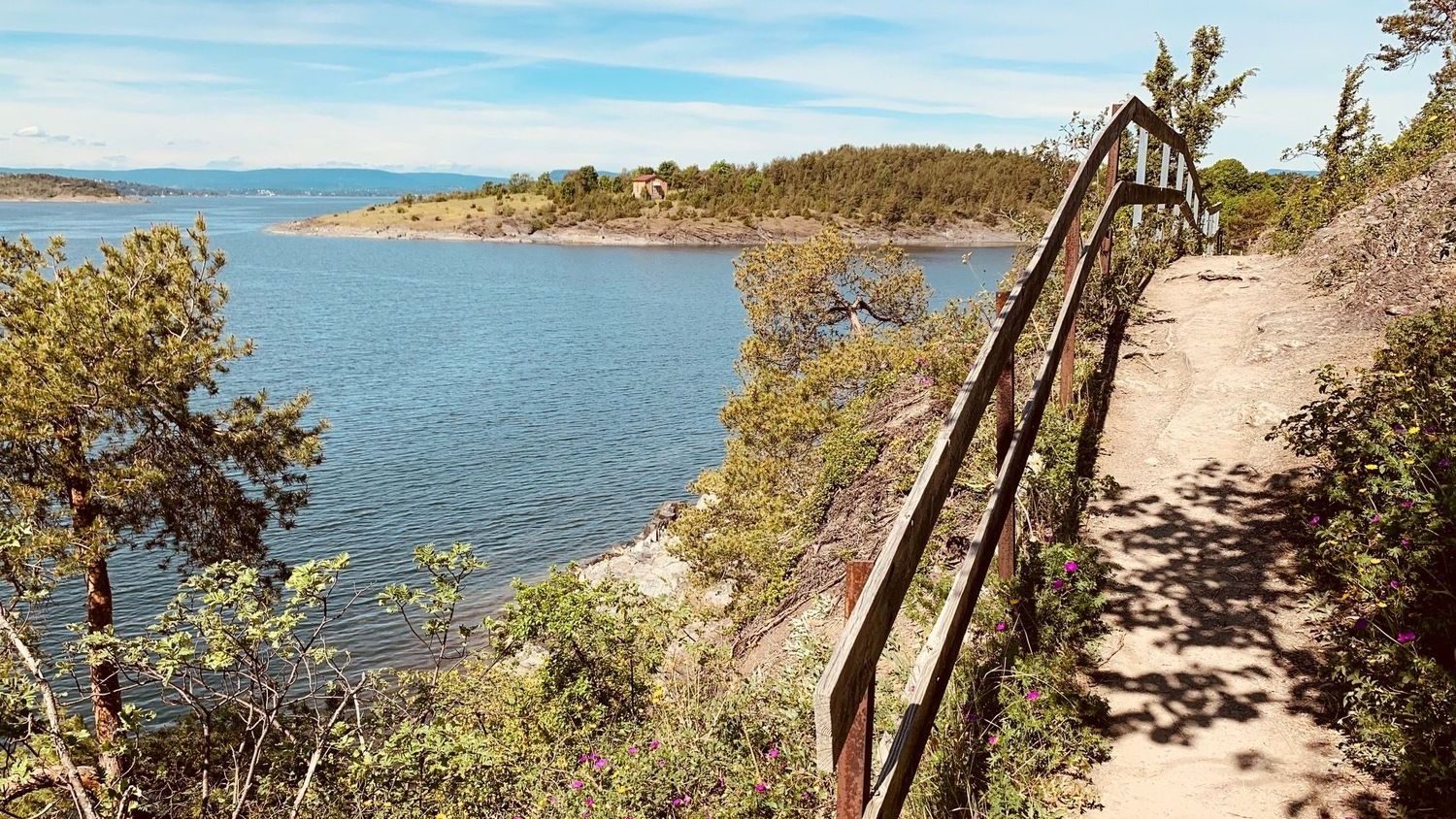 Sti på Malmøya med gjerde og gelender. Havet i bakgrunnen.