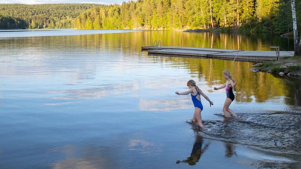 To jenter på vei ut i vannet.