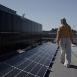 kvinne går på tak med solceller