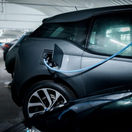 Hva lønner seg egentlig mest av elbil og fossilbil? elbil som lader