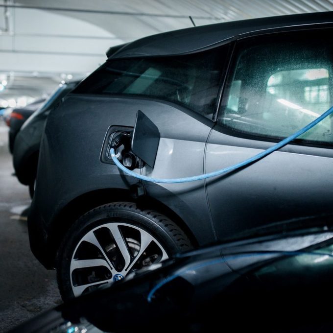 Hva lønner seg egentlig mest av elbil og fossilbil? elbil som lader