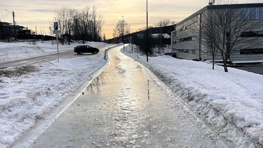 Islagt hålkevei med solskinn. I ferd med å smelte, da det er litt vann på overflaten.