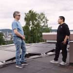 to menn på tak med solceller