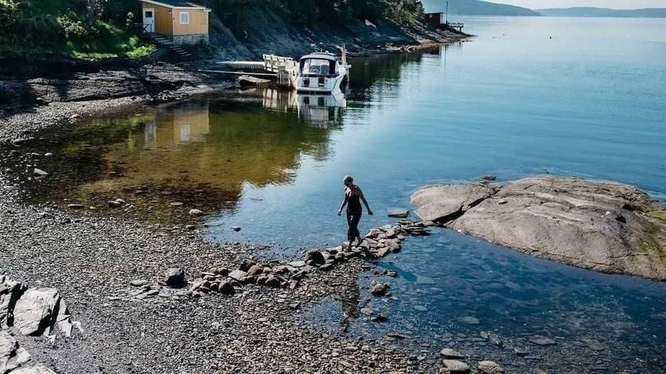 Kvinne på vei ut av vannet i Solvikbukta.
