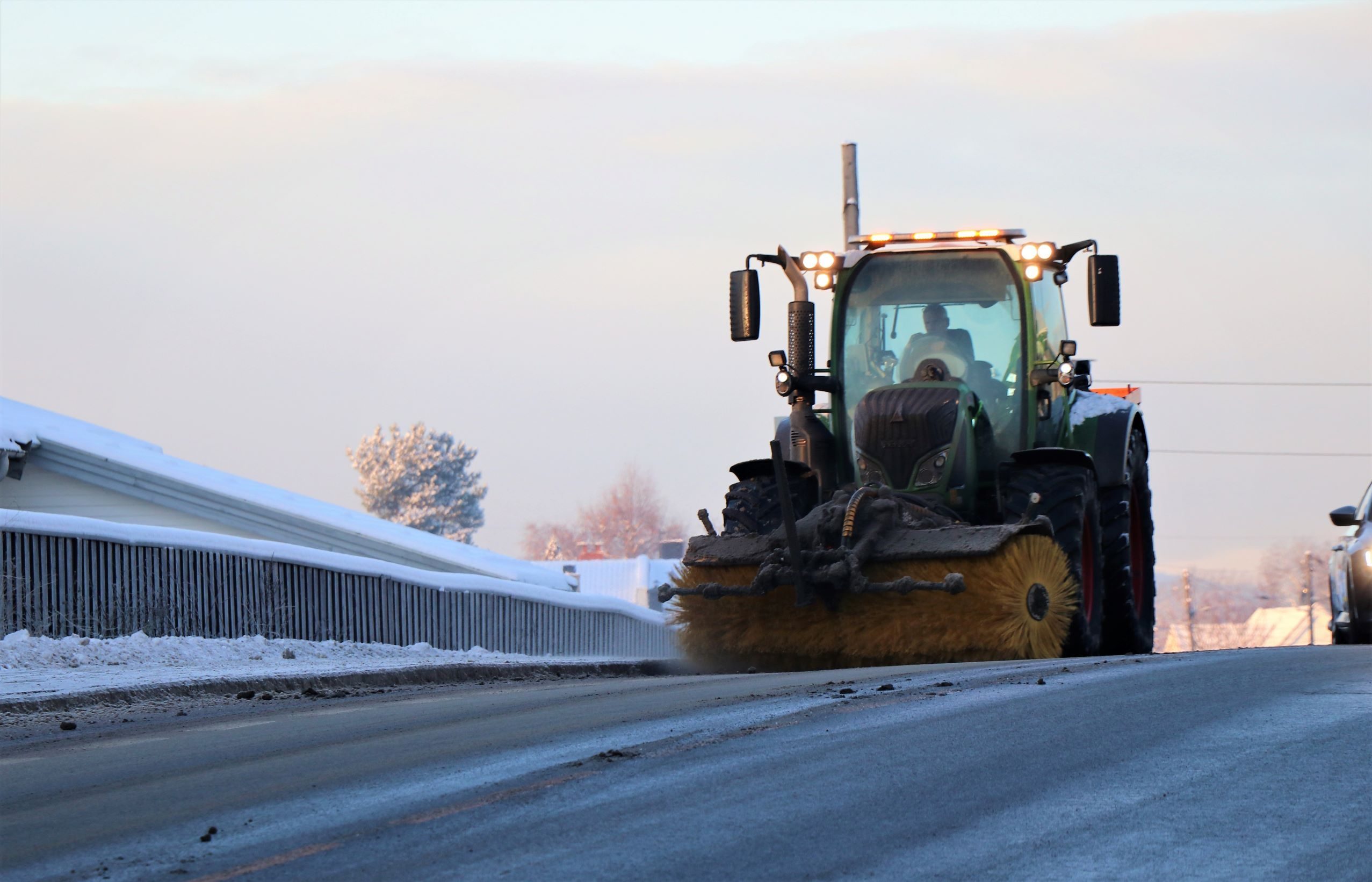 Traktor som måker gate