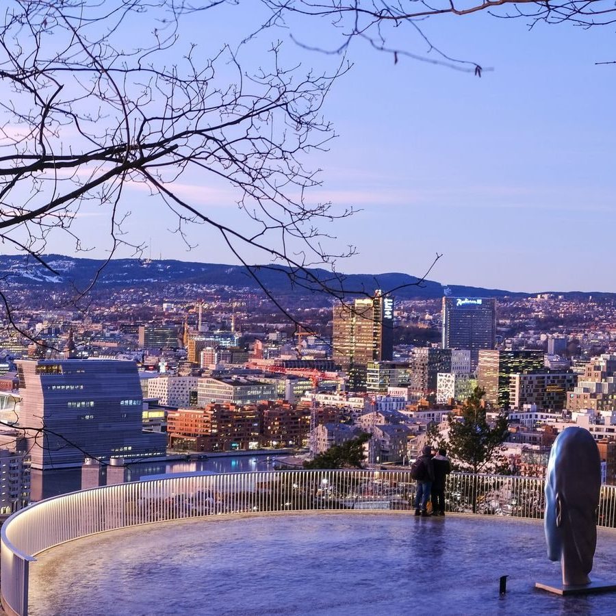 Panorama over byen med lav kveldsol sett fra Ekeberg, et Oslotips for en av byens fineste utsikter