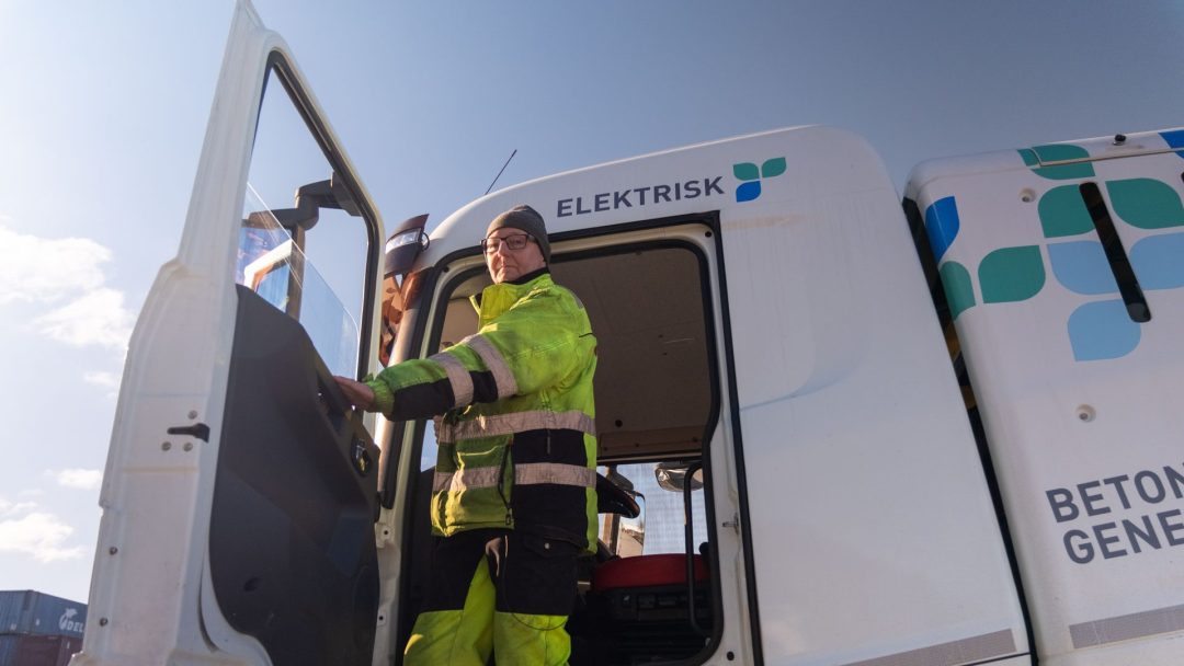 Wojciech Nadaj, såføren, står i døråpning til sin elektrisk betongbil.