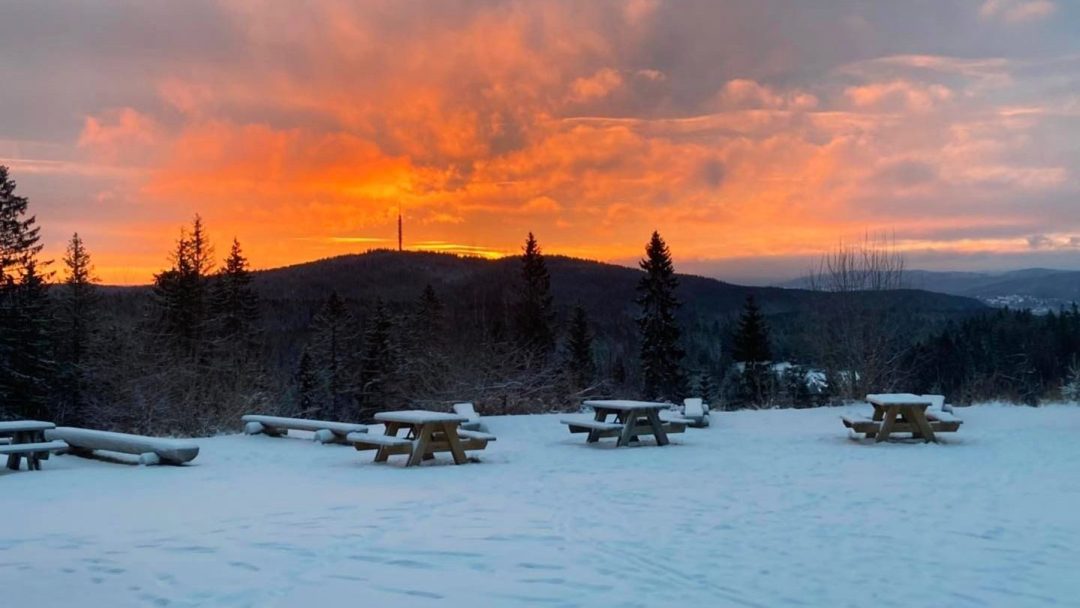 Solnedgang på Lilloseter. Rosa og oransje himmel.