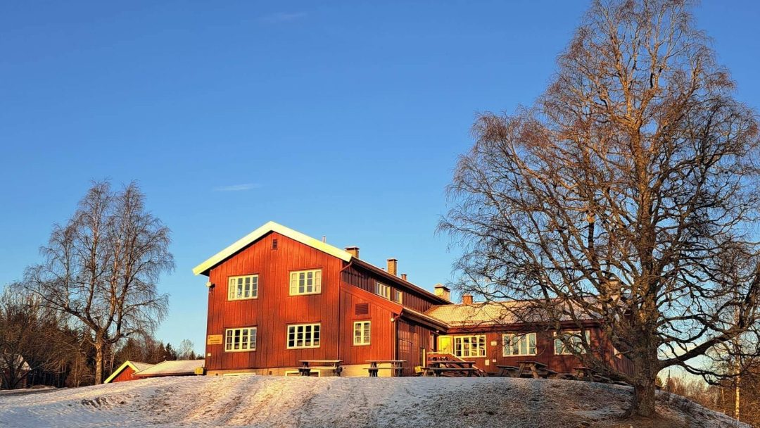 Ullevålseter, rødt hus i sollys.