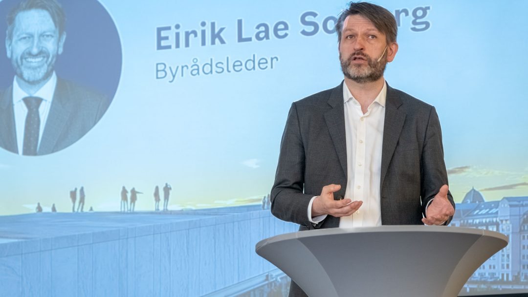 Byrådsleder Eirik Lae Solberg på scenen under Energikonferansen 2024.