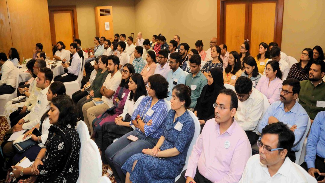 Møterom fullt av tilhørerer i Mumbai