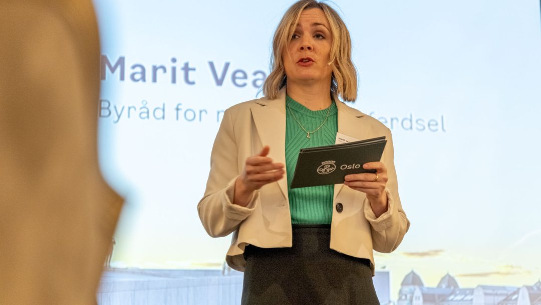 Byråd for samferdsel, Marit Vea, står på scenen under Energikonferansen 2024.