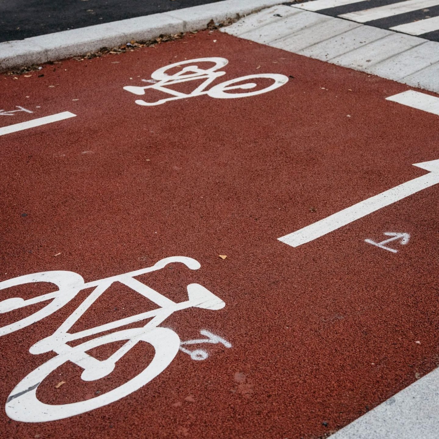 Utsnitt av sykkelvei med rød asfalt