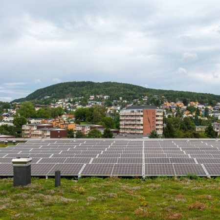 Solceller på taket av den nye Legevakten på Aker sykehus