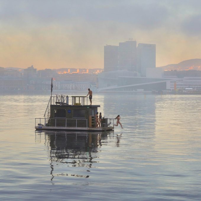 Badstuebåt på fjorden foran Oslo sentrum