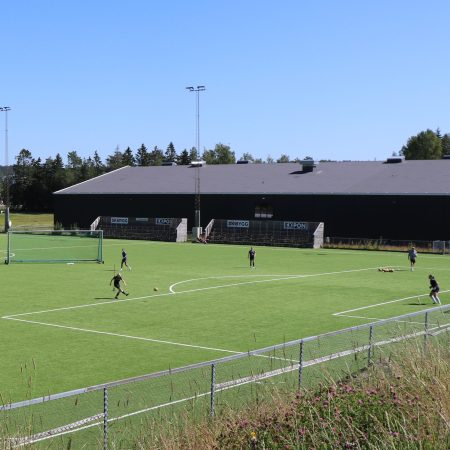Gå til Sommervarmen holder fotballbanene isfrie om vinteren