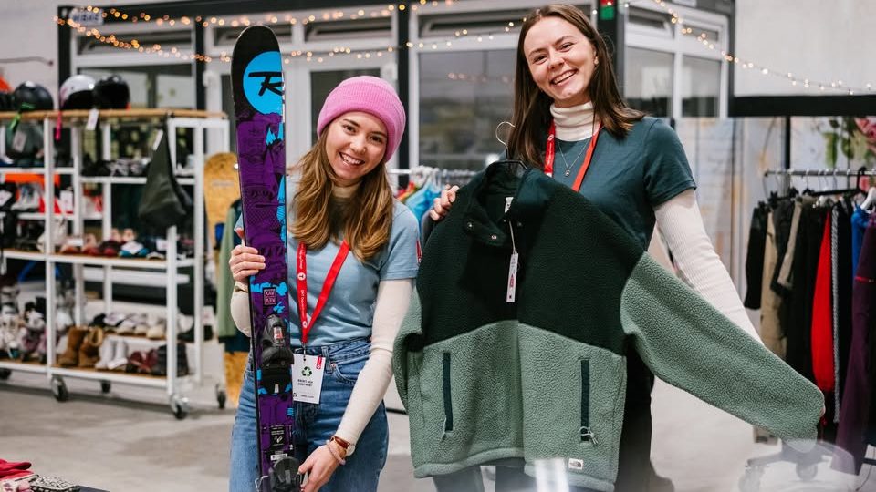 to jenter som viser frem klar og ski i forbindelse med Grønn Fredag på Nydalen Fabrikker