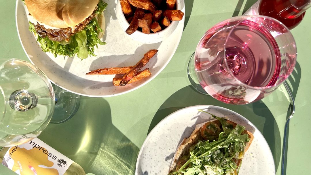 vegetarrestauranter: Bord med glass og tallerkener med ulike retter som burger og toast.