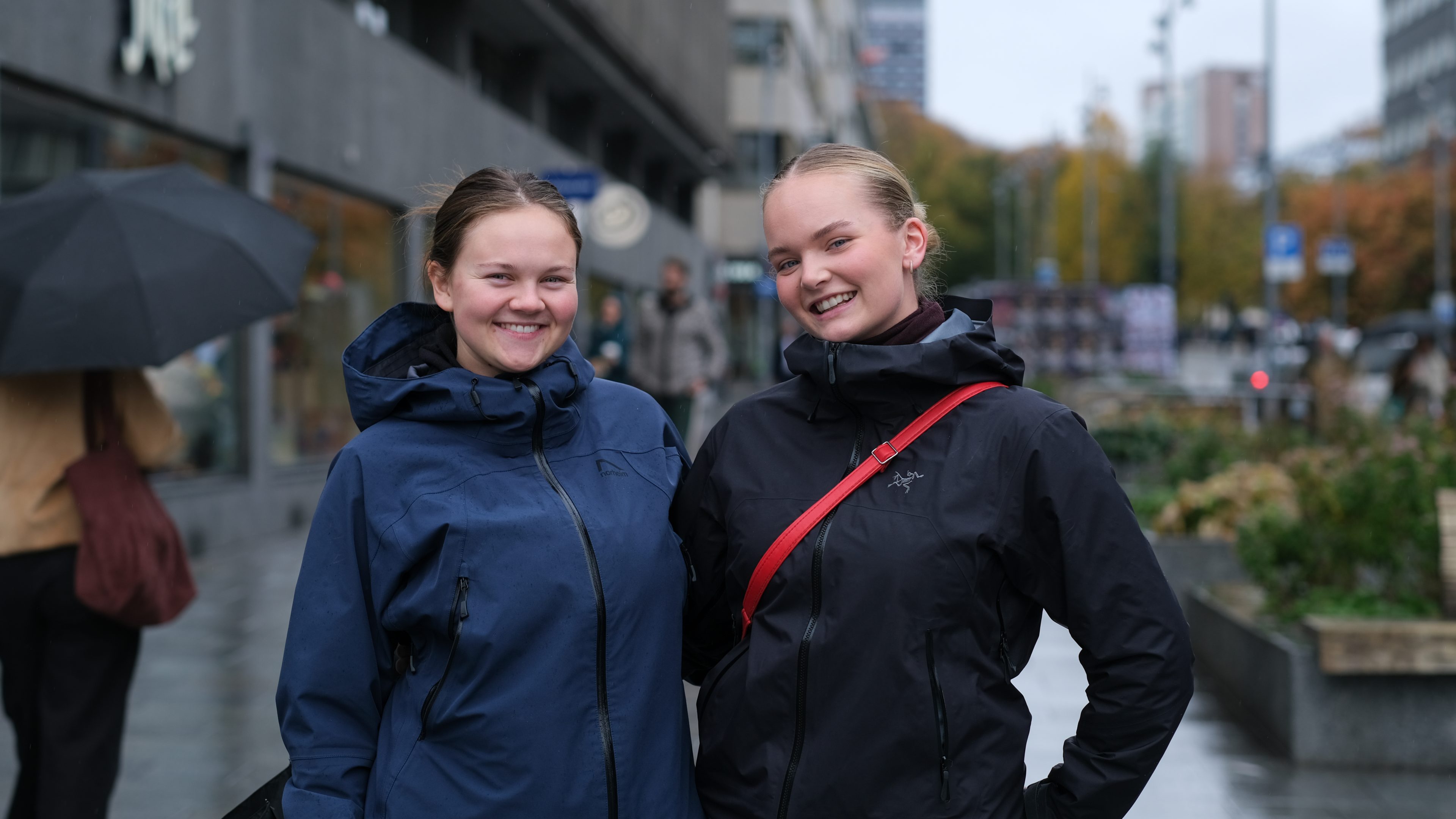 To jenter med regnjakke