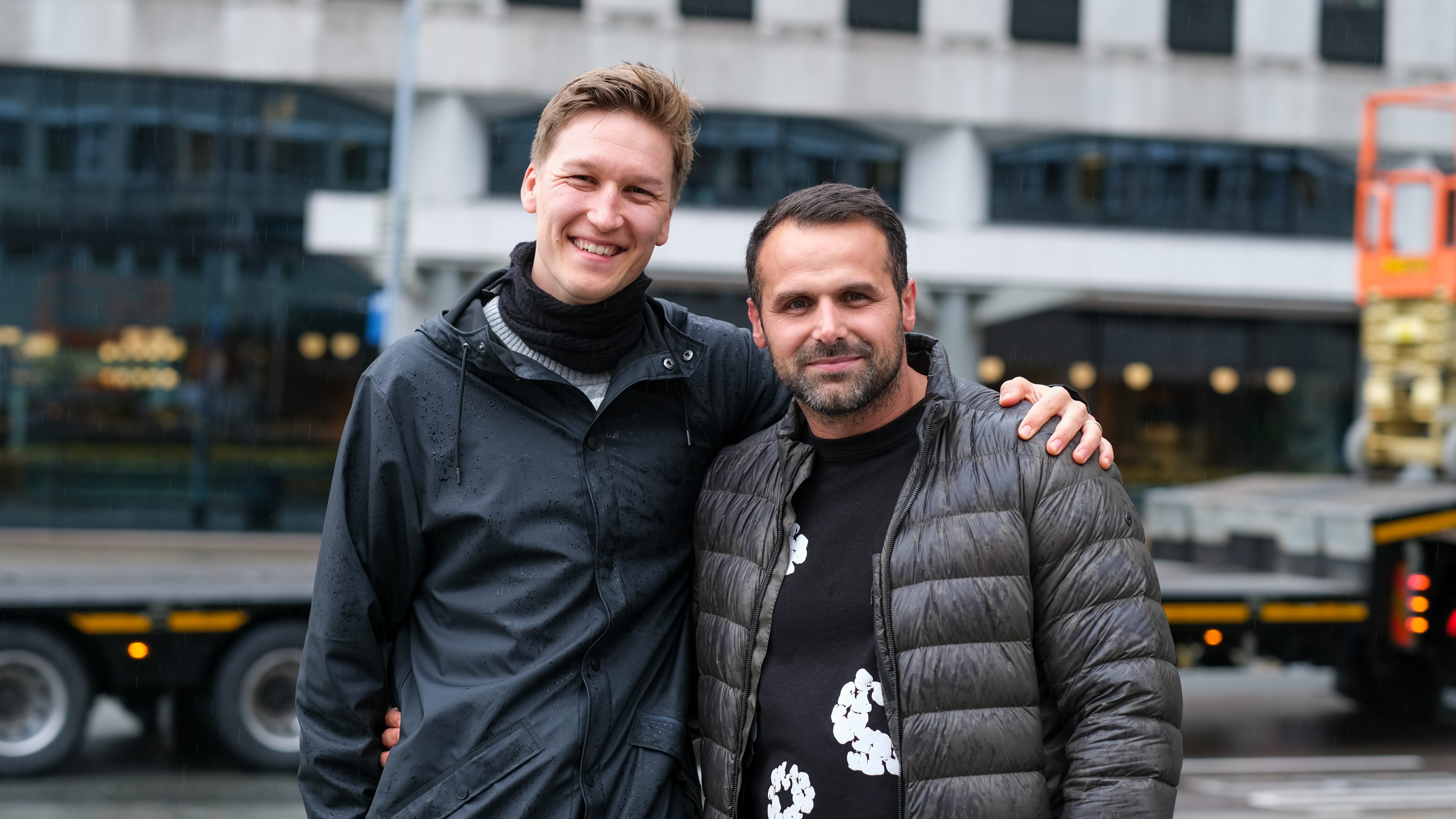 To kompiser som holder rundt hverandre