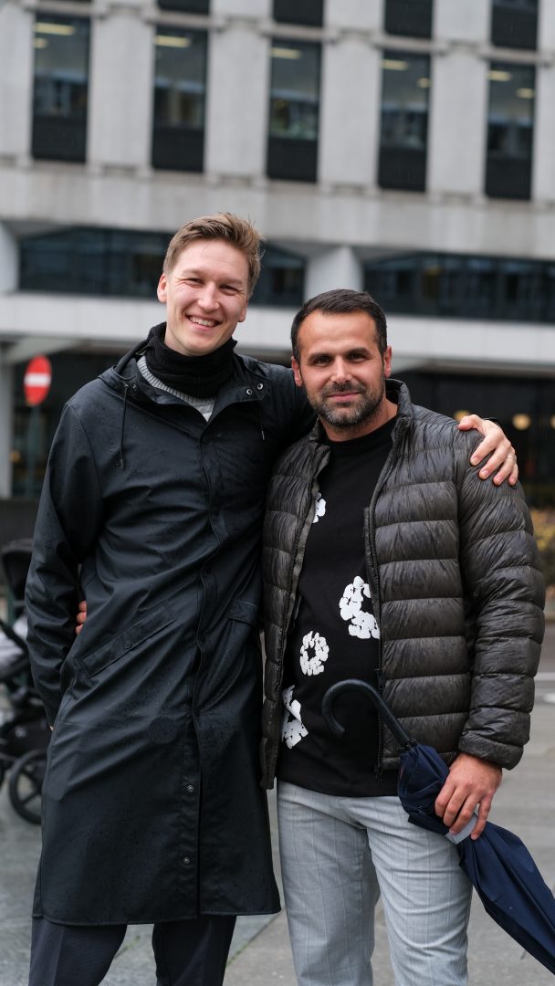 To kompiser som holder rundt hverandre