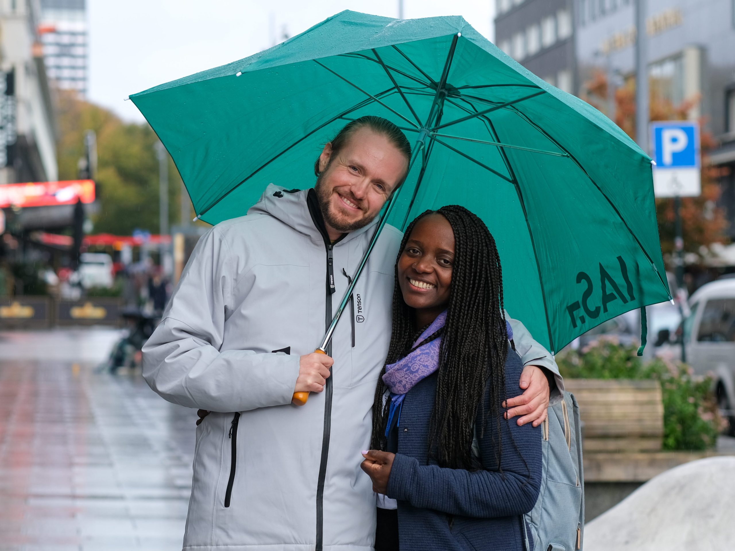 Et par under en grønn paraply