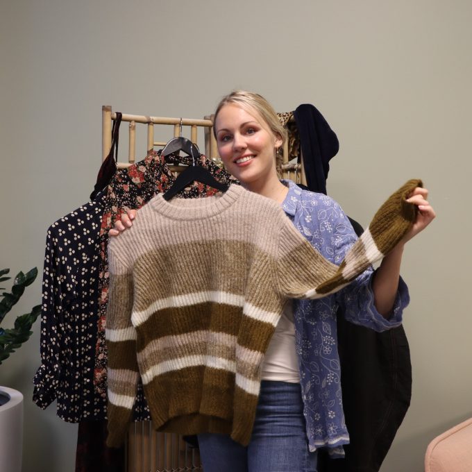 Margret viser fram brukte klær som skal selges