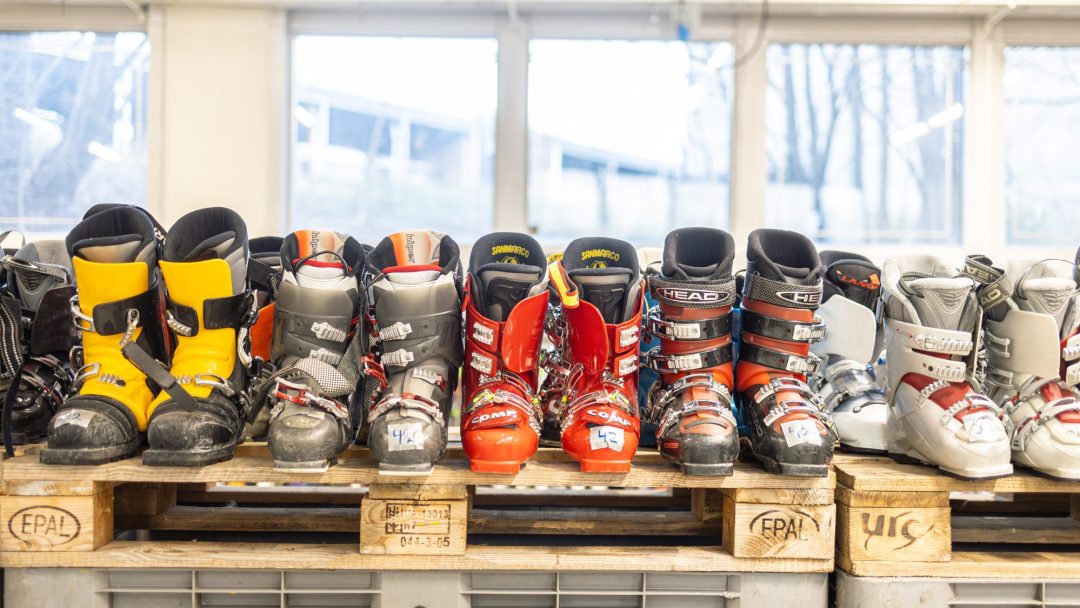 En rekke skisko i ulike farger og merker, merket for ombruk