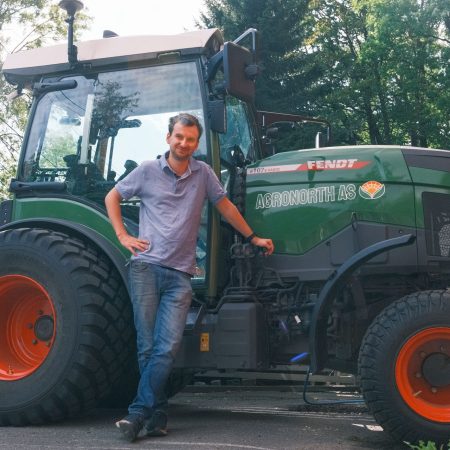 Gå til Han kjører Norges første eltraktor