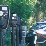 Elbilladere og parkerte biler