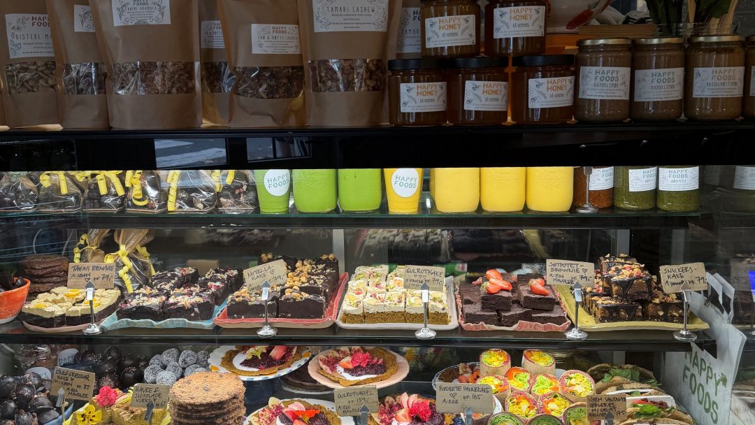 vegetarrestauranter: Disken hos Happy Foods med mange retter i ulike farger.