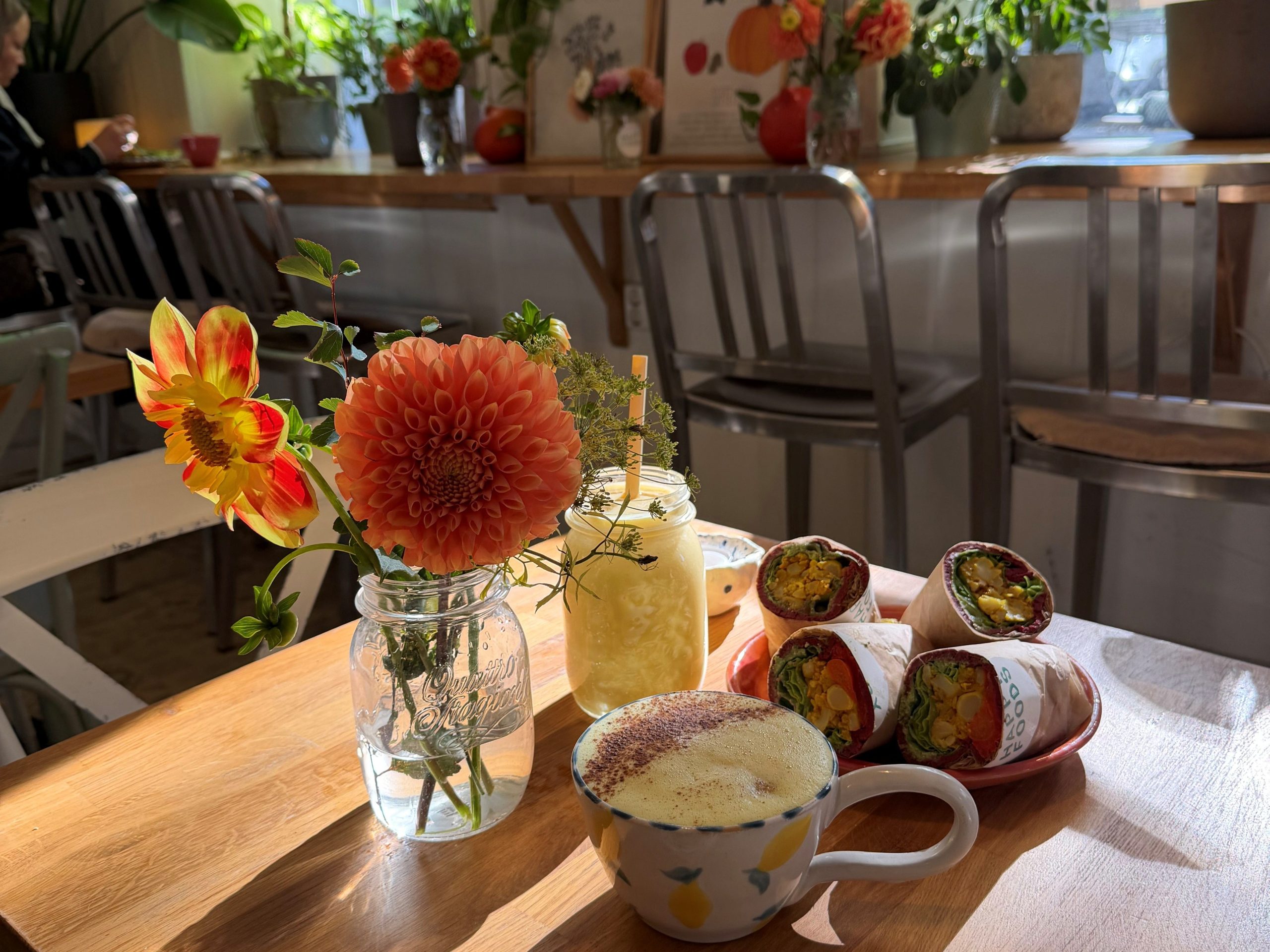 vegetarrestauranter: bord med kaffekopp, flere rolls med mat og en blomstervase