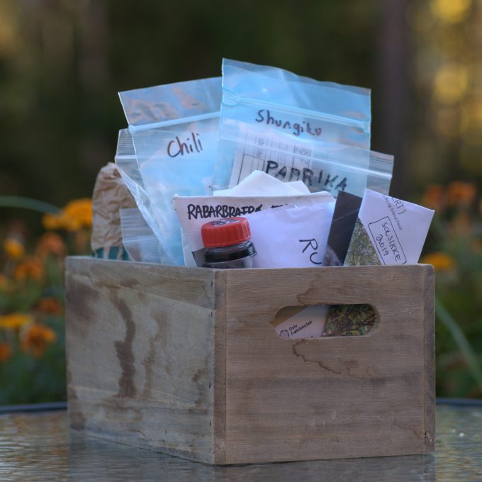 Bli med på frøbytting og bytt så mange poser frø du vil fra et felles bord.