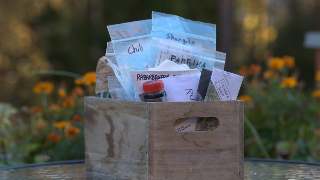 kasse med pakker med frø