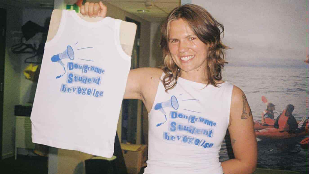 Bilde av Martine som viser at hun har Pimpet med trykk og redesign av klær