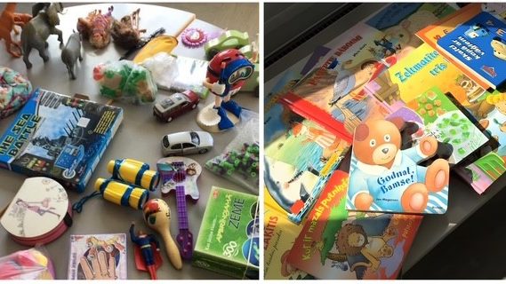 Toppbilde: Diverse kosedyr på rød løper. Nederst til venstre: Leker og figurer på et bord. Nederst til høyre: Barnebøker utstilt på et bord.