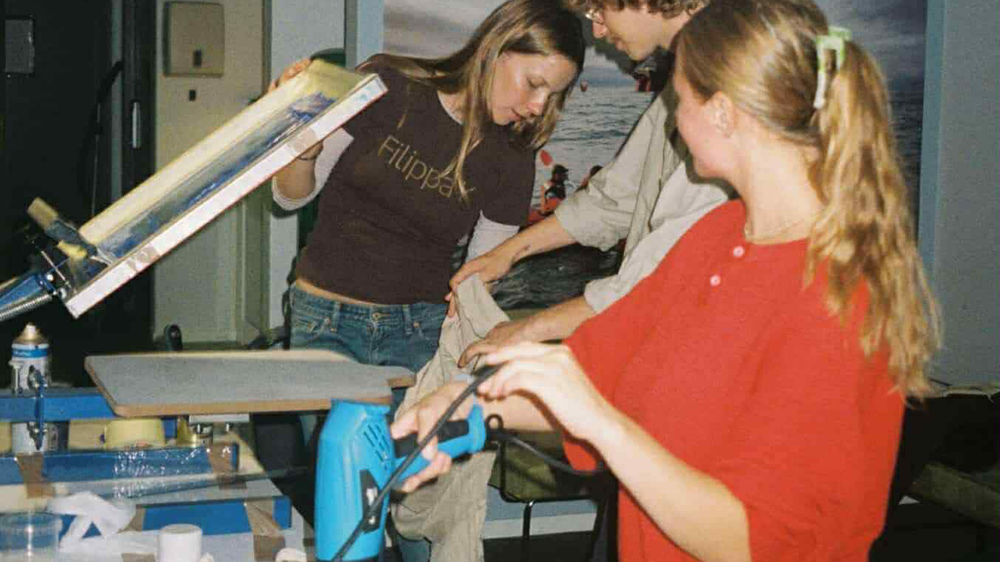 folk som jobber med redesign av klær