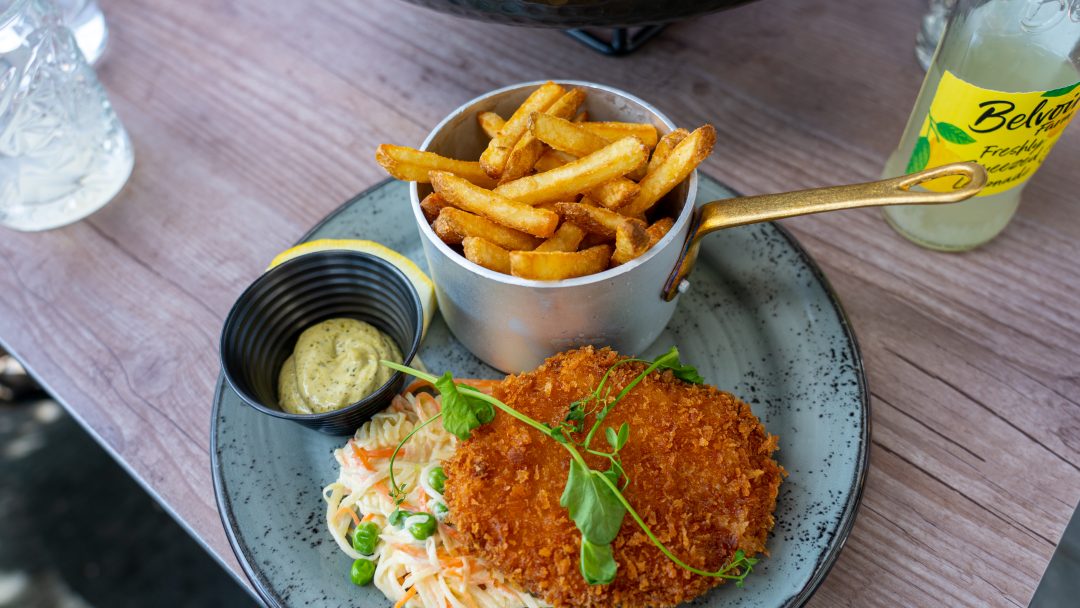 Tallerken med pommes frites og fisk