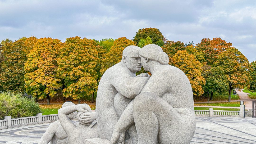 Skulptur i vigelandsparken med høstfarger
