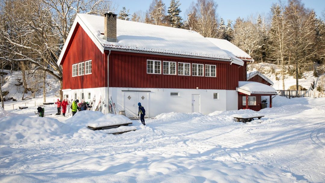 Sandbakken sportsstue i marka Foto: Niklas Lynau/Oslo kommune