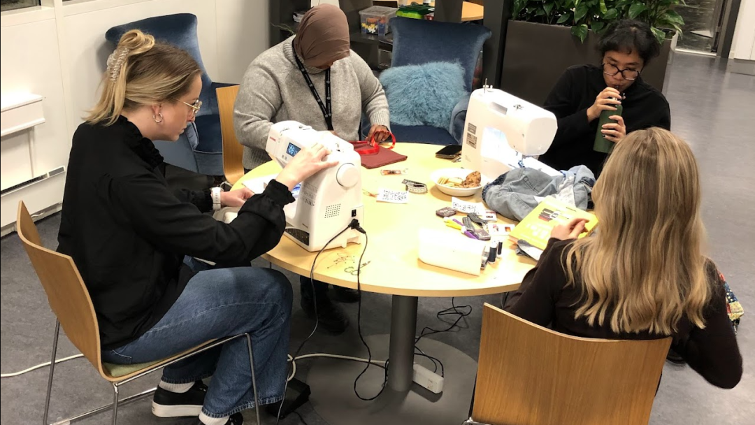 folk som reparerer klær