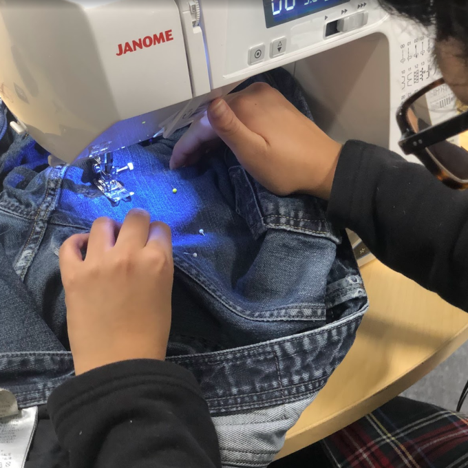 Klesreparasjon på Frogner innbyggertorg