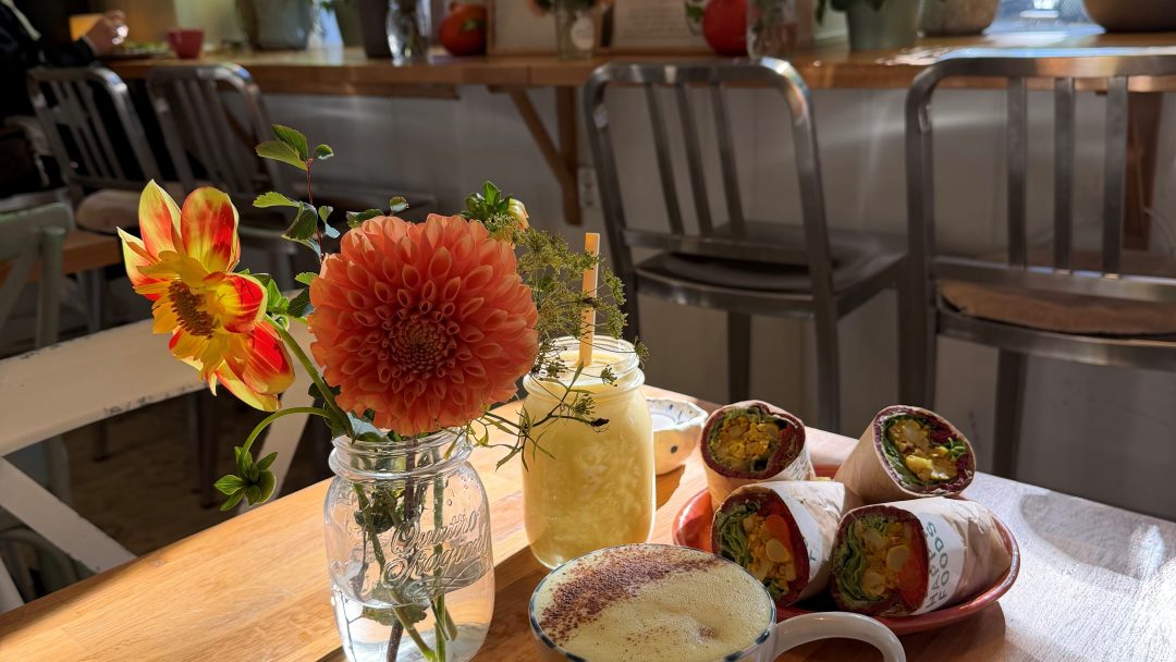 Blomst og kaffe på et bord