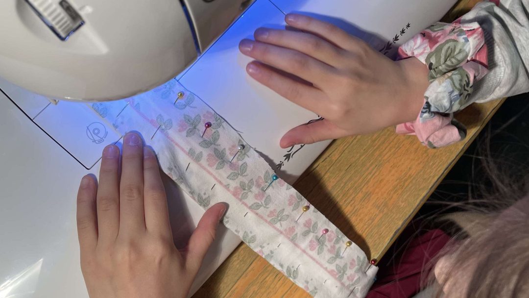 hender og symaskin i forbindelse med redesign maker space med RELOVE