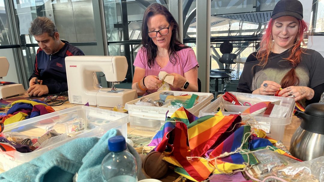 folk på Sytreff for voksne med RELOVE på Gamle Munch