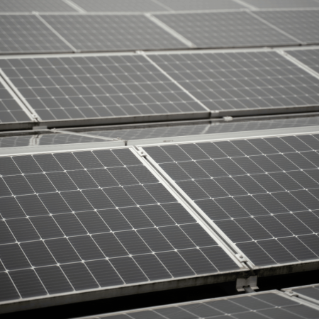 Gå til Dekket taket med regionens største solcelleanlegg og boret 11 hull i bakken