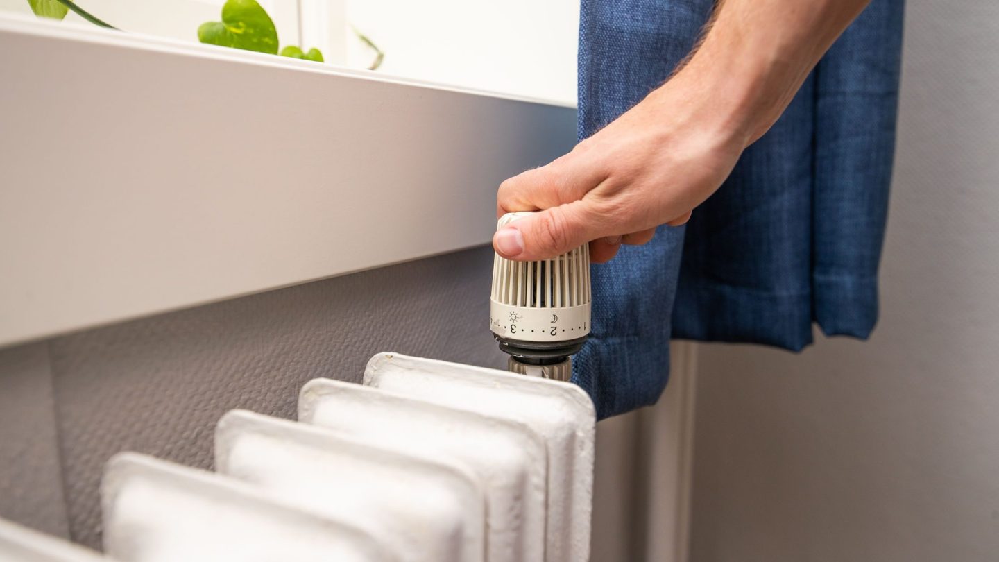 Christian senker temperaturen på termostaten