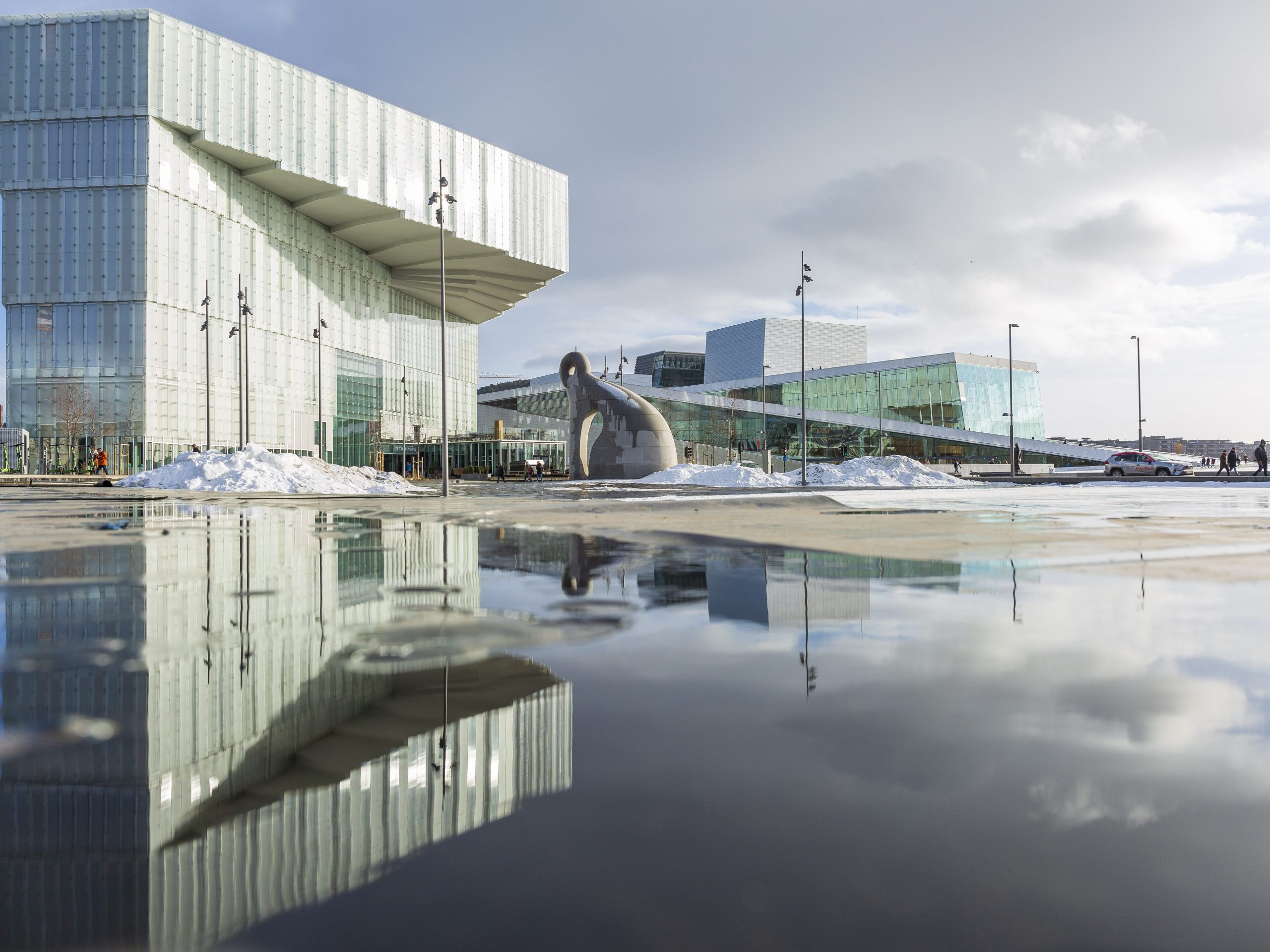 Deichman sett fra en vanndam