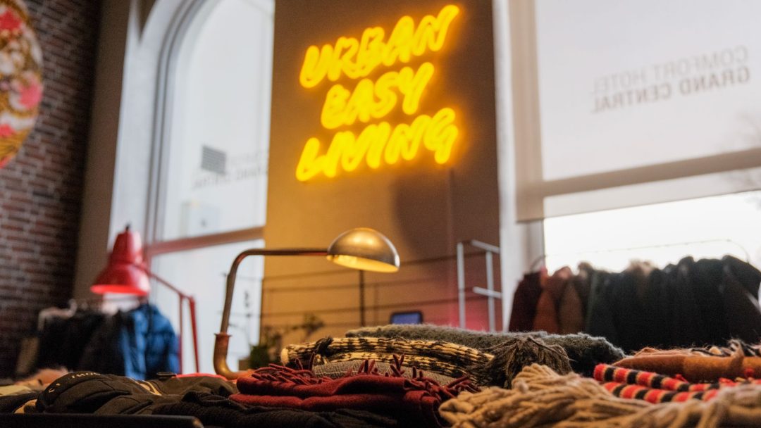 Bilder av vinterklær liggende på en benk på Comfort Hotel Grand Central